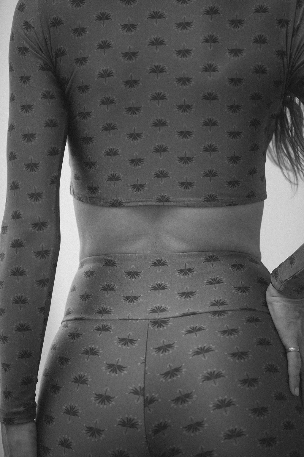 LONG SLEEVE CROPPED TOP &